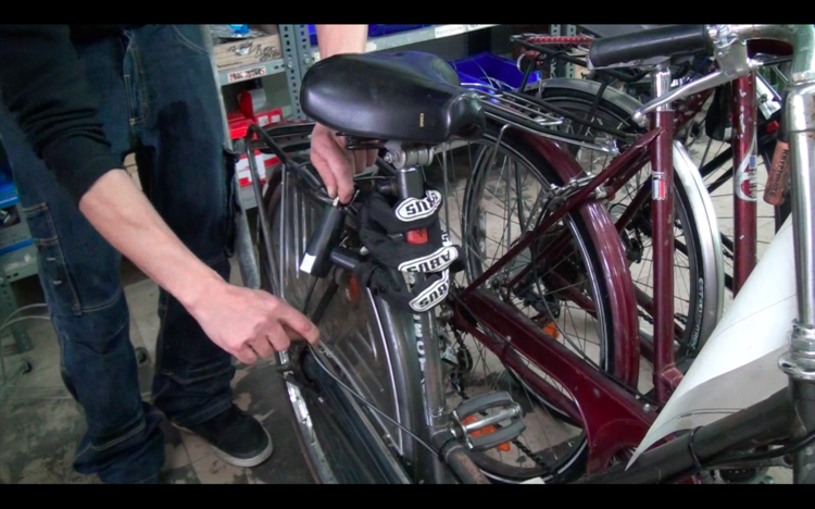 Transporter son antivol vélo : Les fixations et housses