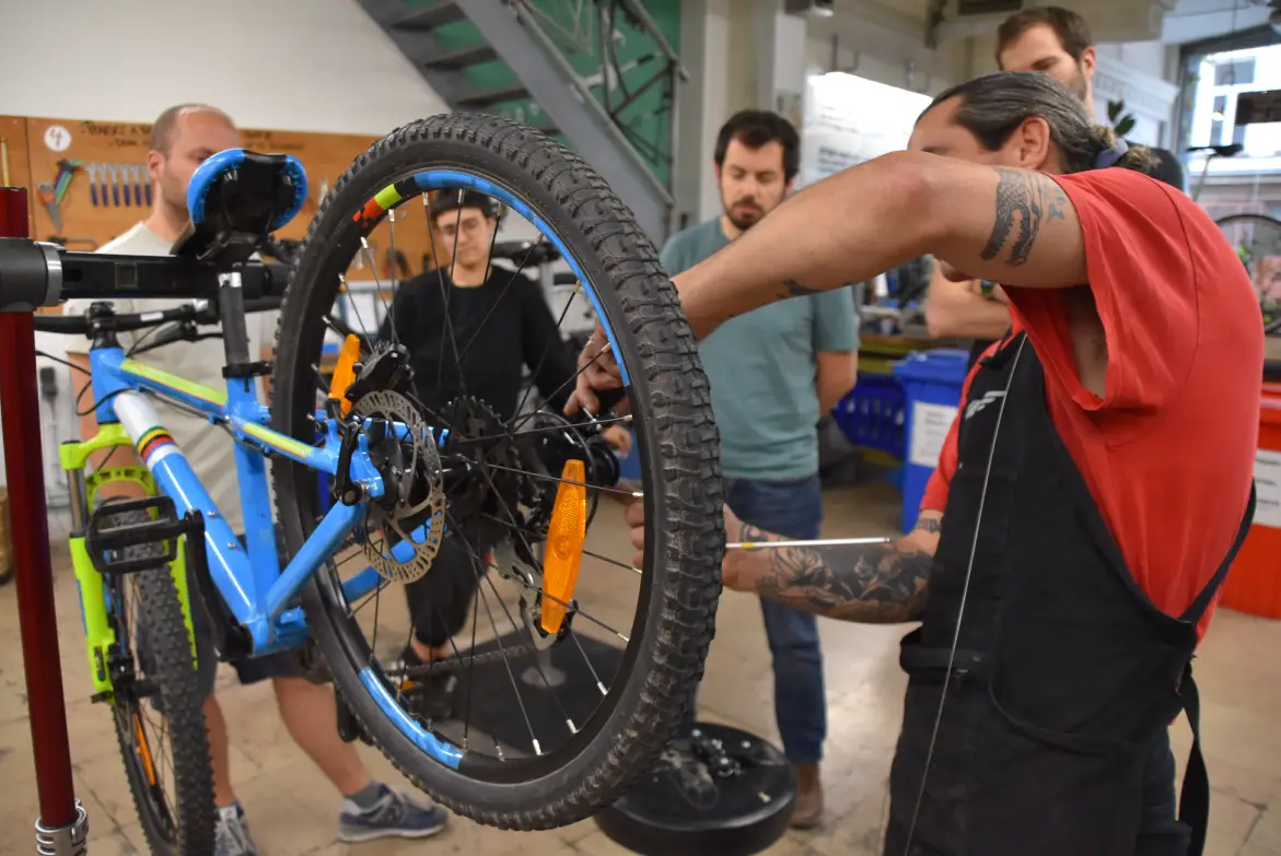 Un formateur donne cours