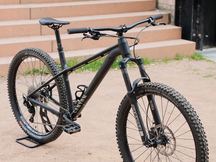Vélo noir Canyon