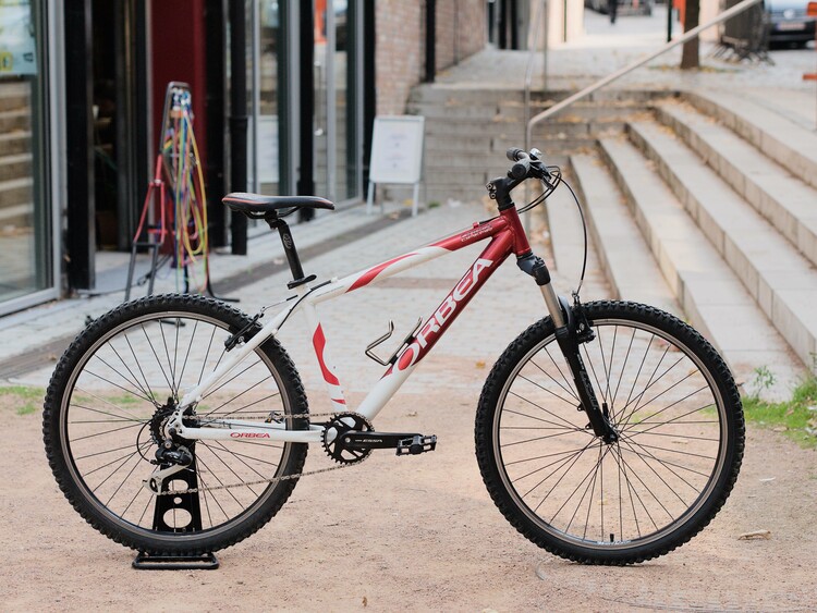 Vélo blanc et rouge Orbea