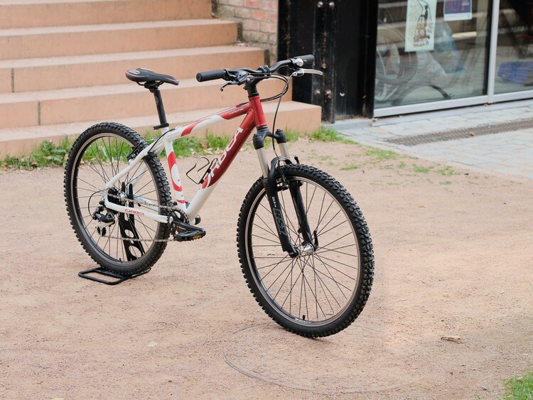 Vélo blanc et rouge Orbea