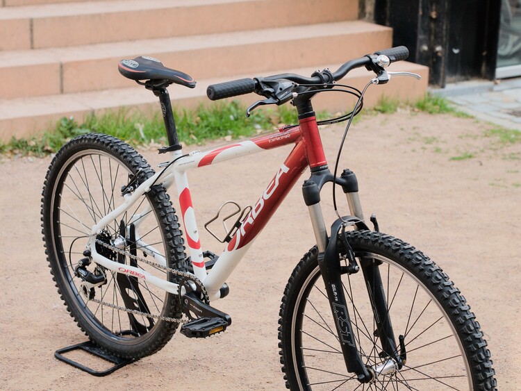 Vélo blanc et rouge Orbea