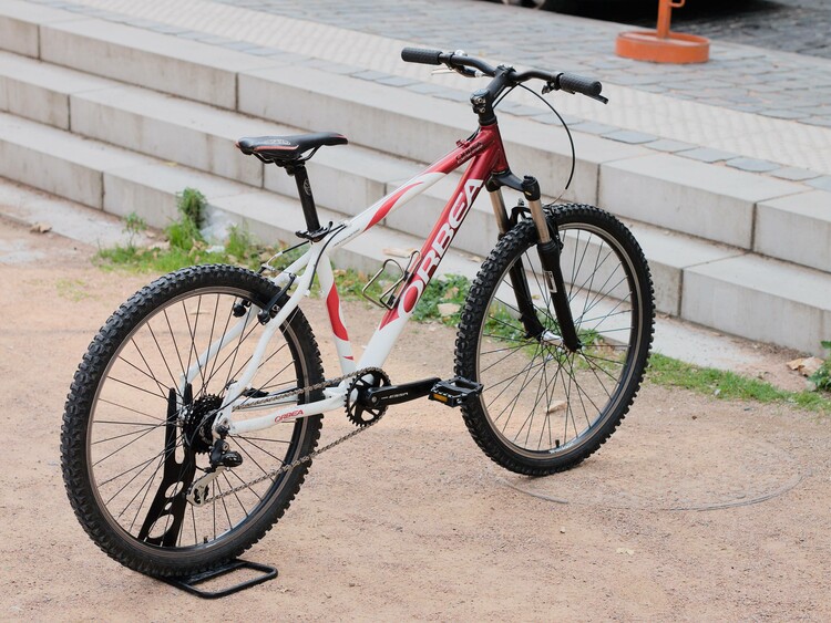 Vélo blanc et rouge Orbea