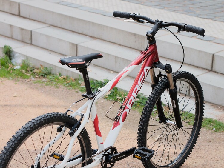 Vélo blanc et rouge Orbea