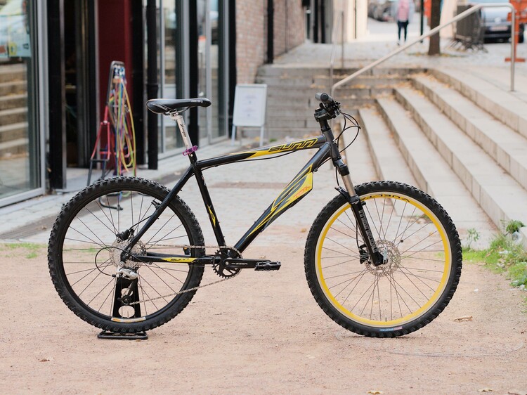 Vélo noir et jaune Sunntox