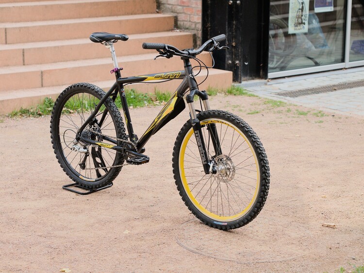 Vélo noir et jaune Sunntox