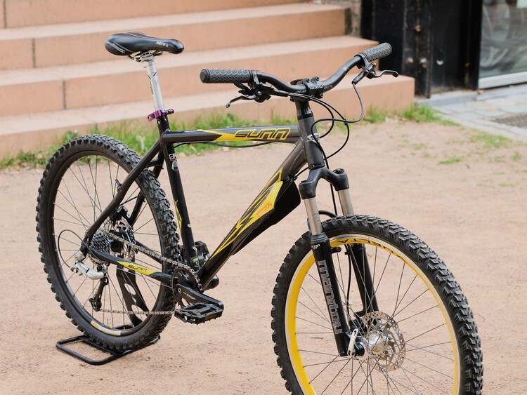 Vélo noir et jaune Sunntox