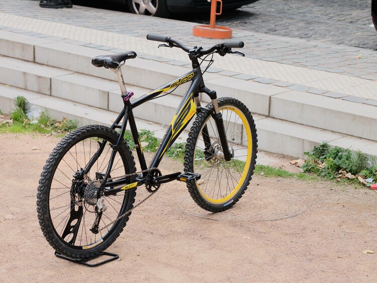 Vélo noir et jaune Sunntox