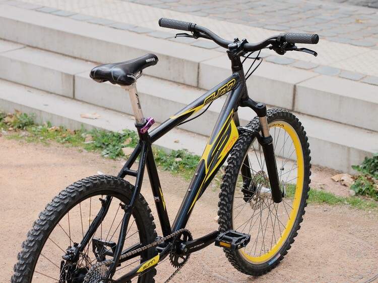 Vélo noir et jaune Sunntox